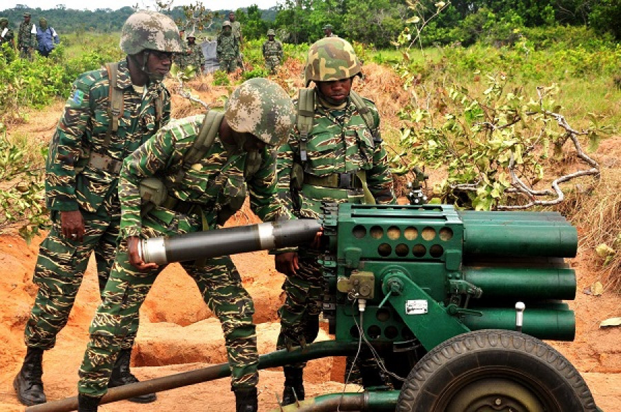 Recarga de un lanzacohetes múltiple remolcado Type 63 de 107 mm. Foto: Guyana Defence Force.