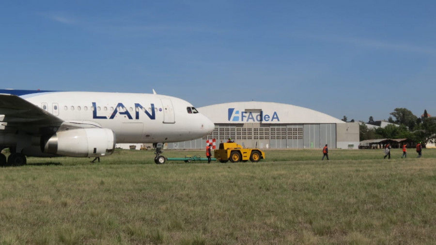 Un avión de Latam en FAdeA. Foto: FAdeA