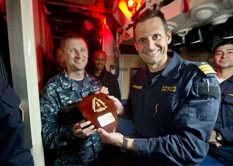 El comandante del Escuadrón Submarino 11 de Estados Unidos, capitán Chris Cavanaugh, y el comandante Federico Saelzer del Simpson. Foto: USN