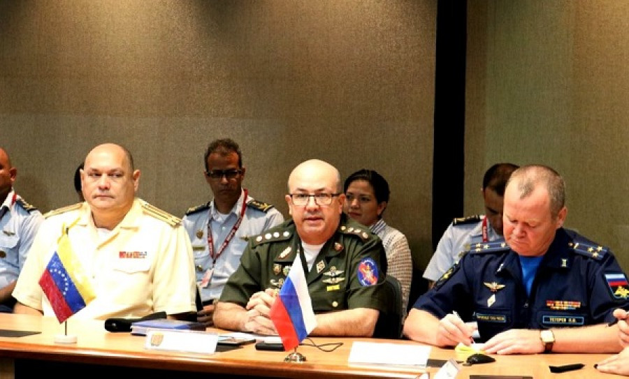 El general Texeira Díaz, comandante del Codai, encabeza la reunión con oficiales rusos. Foto: Comando Estratégico Operacional.