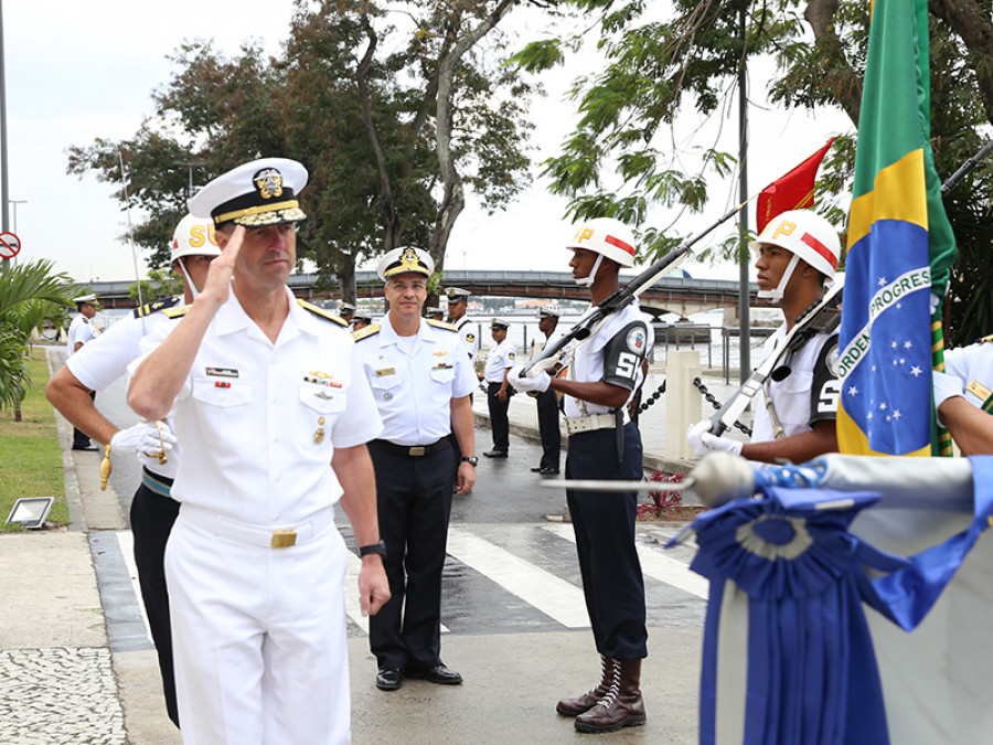 El comandante de la Armada de EEUU pasa revista a la Guardia de Honor. Foto: Marinha do Brasil.