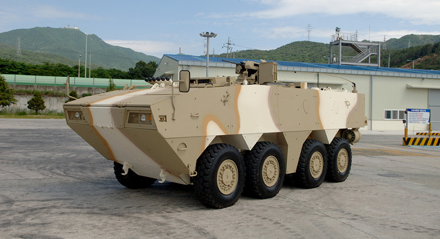 El Black Fox 8x8 pesa 24 toneladas y puede transportar 11 efectivos. Foto: Hanwha Defense Systems