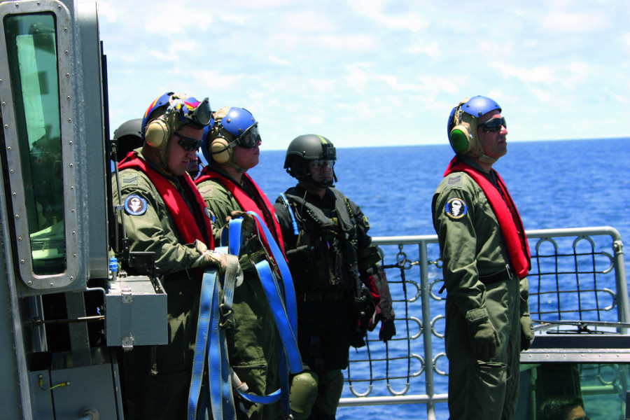Especialistas de Aviación Naval con casco de cubierta de vuelo HGU 25P BL. Foto: Armada de Chile