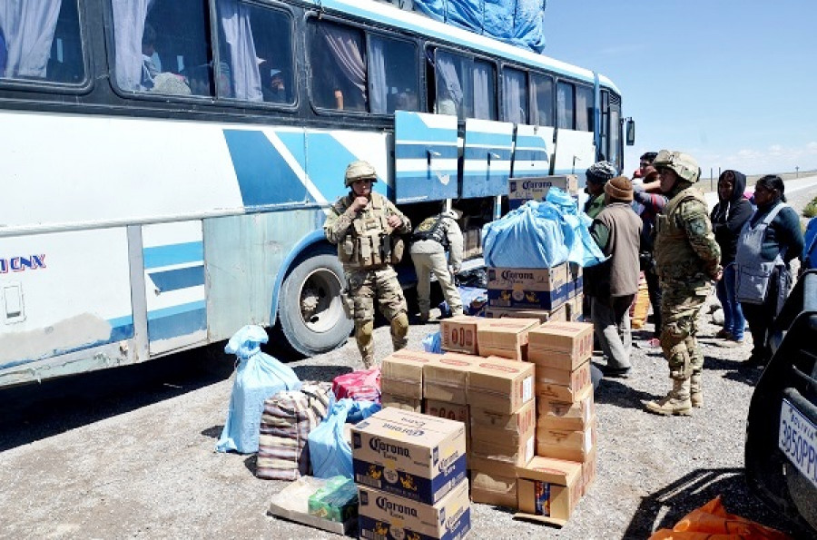 Efectivos del Ejército boliviano inspeccionan equipajes y mercancías en la frontera con Chile. Foto: Cambio.