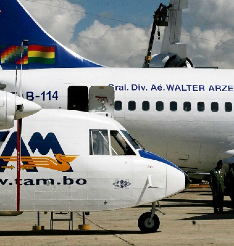 Aviones Airbus C212 y Boeing 737 de Transportes Aéreos Militares TAM. Foto: Agencia Boliviana de Información.