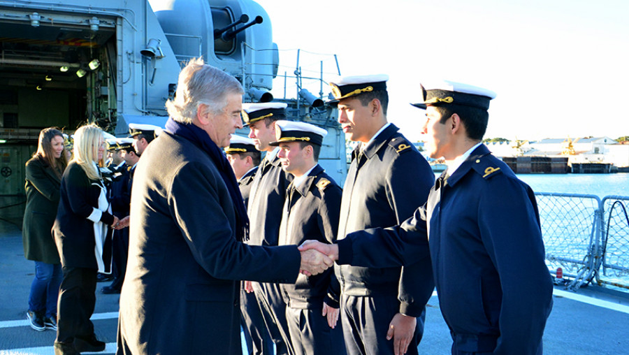 Oscar Aguad saluda a personal de la Armada dedicado a buscar el ARA San Juan. Foto: Ministerio de Defensa de Argentina.