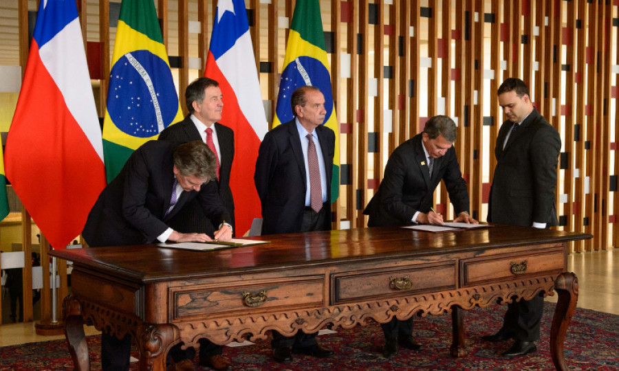 Firma del protocolo entre ambos ministros de Defensa. Foto: Ministerio de Defensa de Brasil