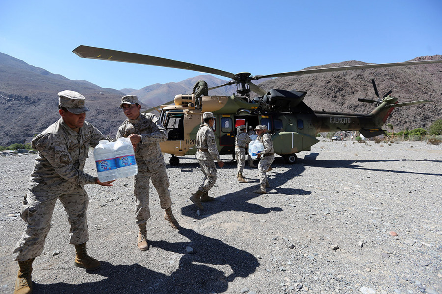 Airbus AS352 Cougar del Ejército de Chile en tareas de ayuda humanitaria en el norte del país. Foto: Ministerio de Defensa.