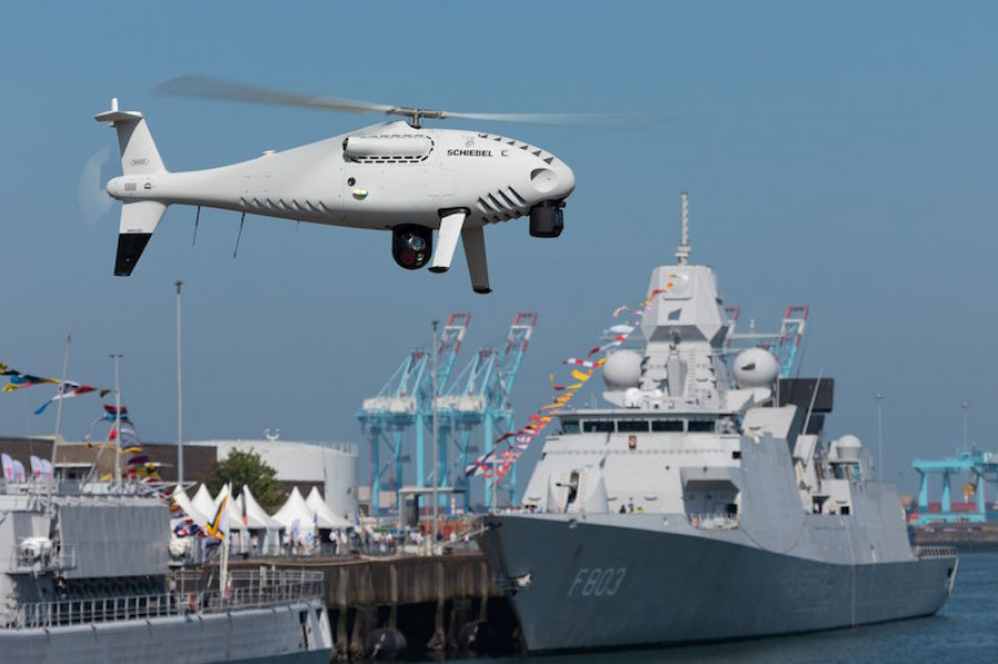 Camcopter S-100 sobrevolando un puerto belga. Foto: Schiebel