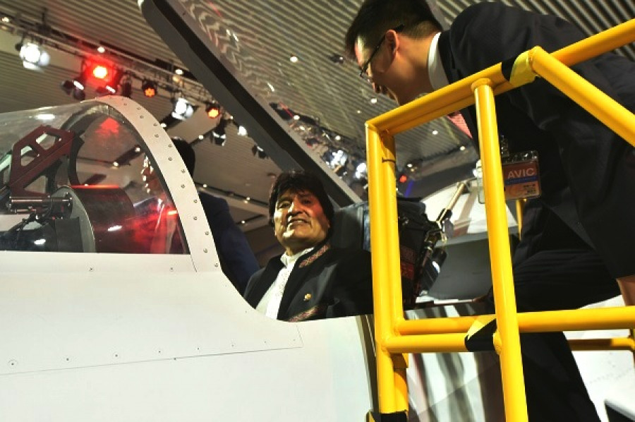 El presidente Morales en la cabina de un caza JF-17 Thunder. Foto: Enzo De Luca  Agencia Boliviana de Información.