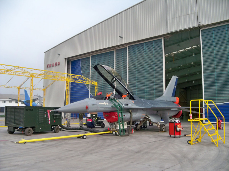 F-16B MLU de la Fuerza Aérea de Chile en instalaciones de Enaer. Foto: Enaer.