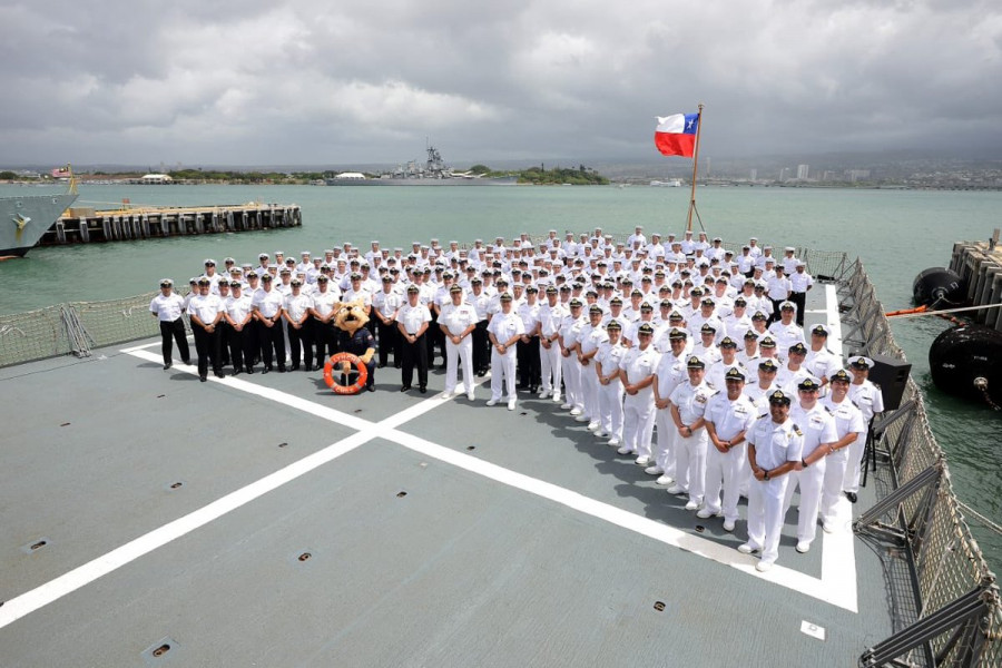 Staff chileno del CFMCC y tripulantes en cubierta de vuelo de la FF-07 Lynch al término de Rimpac 2018. Foto: Armada de Chile