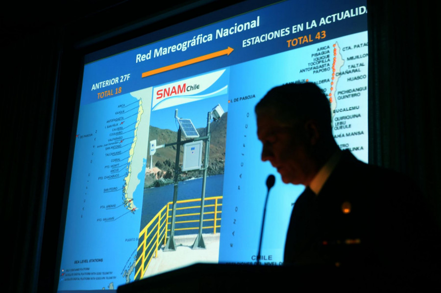 El directot del SHOA, contraalmirante Patricio Carrasco, expone las capacidades nacionales de alerta de tsunami. Foto: Ministerio de Defensa