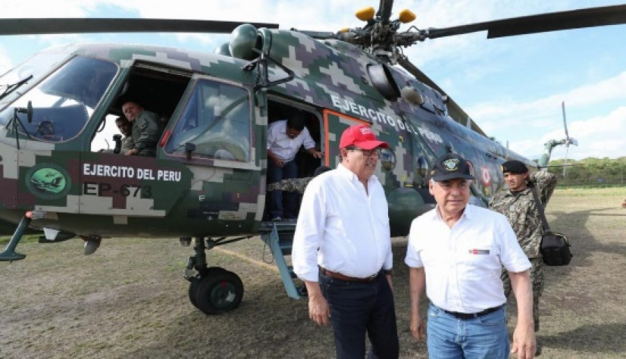 El ministro José Huerta y a su izquierda el premier César Villanueva en visita de inspección a Rioja. Foto: Ministerio de Defensa del Perú