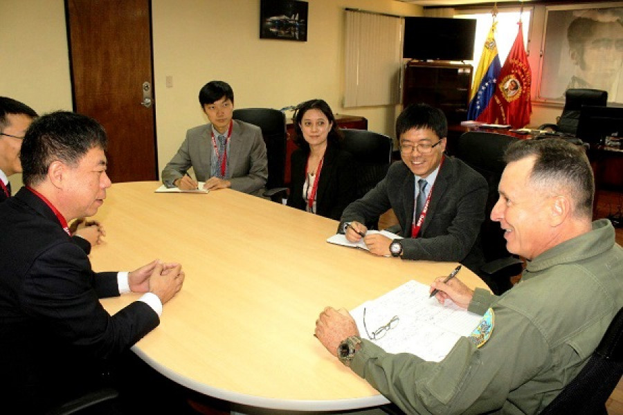 El general Hidalgo reunido con representantes de la empresa aeronáutica china Catic. Foto: Inspectoría General de la Fuerza Armada Nacional.