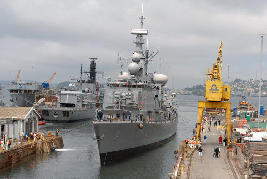 Fragata antiaérea clase L FF-11 Capitán Prat ingresando a dique de Asmar Talcahuano. Foto: Asmar