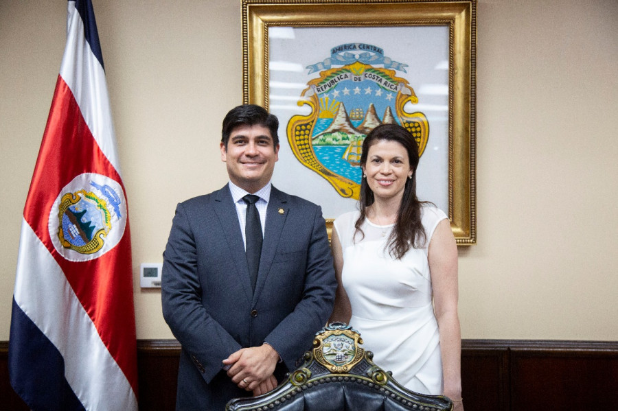 El presidente de Costa Rica, Carlos Alvarado, junto a la nueva viceministra Fiorella Salazar. Foto: Ministerio de Seguridad de Costa Rica.