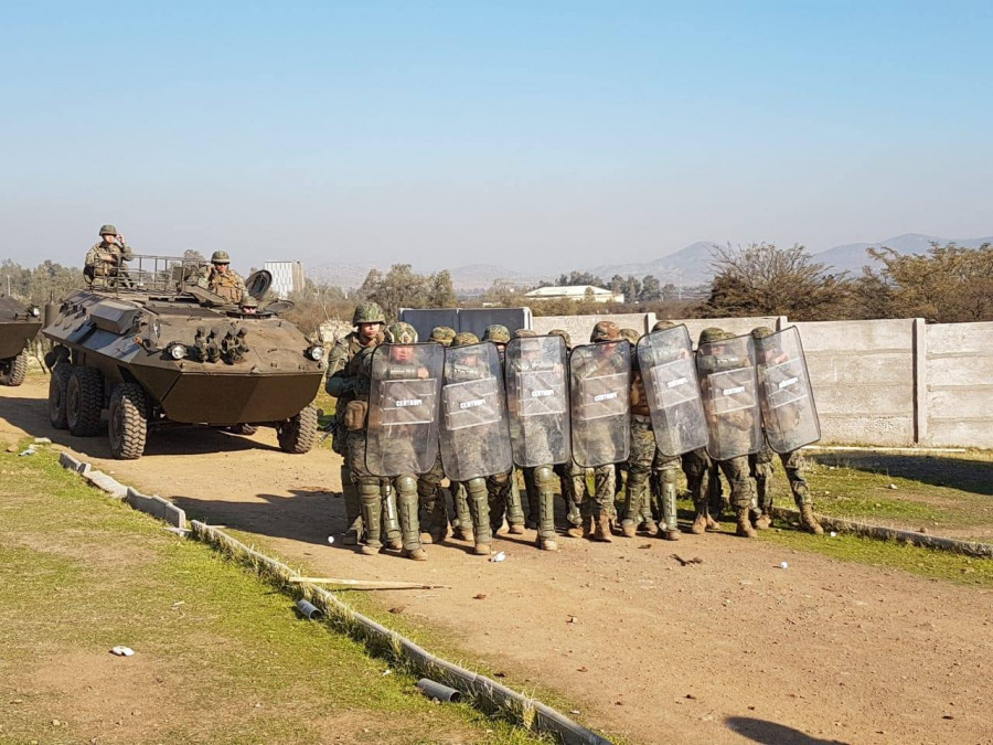 Efectivos antidisturbio de la Compañía Cruz del Sur listos para reabrir ruta cortada. Foto: Ejército de Chile