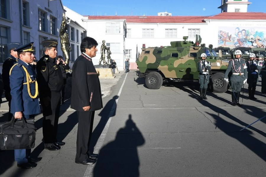 El presidente Morales llegando al acto de recepción del material. Al fondo, blindados China Tiger. Foto: Agencia Boliviana de Información.