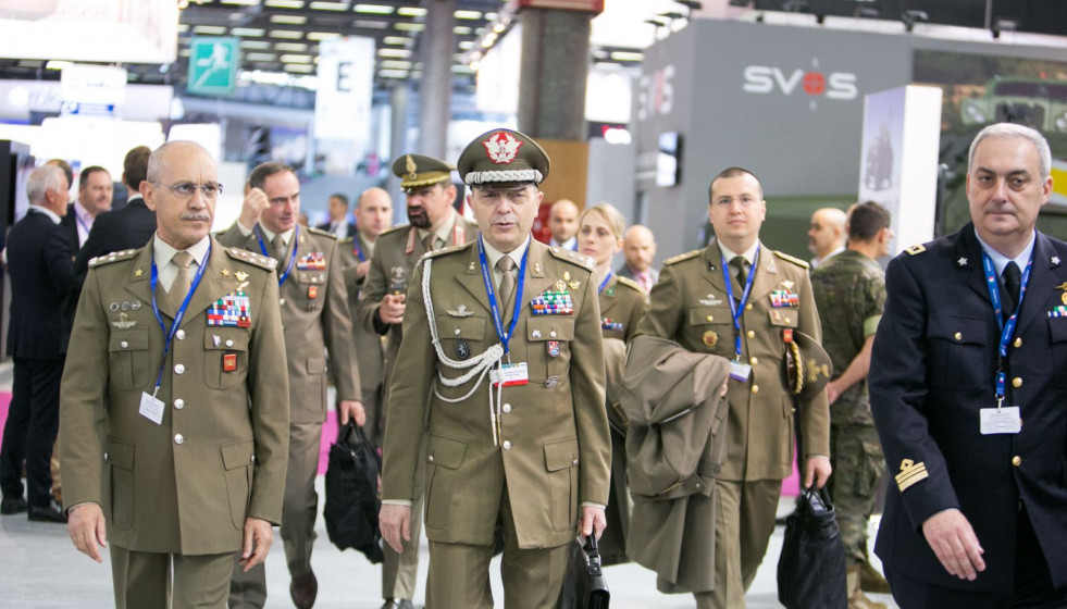 Visitantes militares en Eurosatory. Foto: Eurosatory