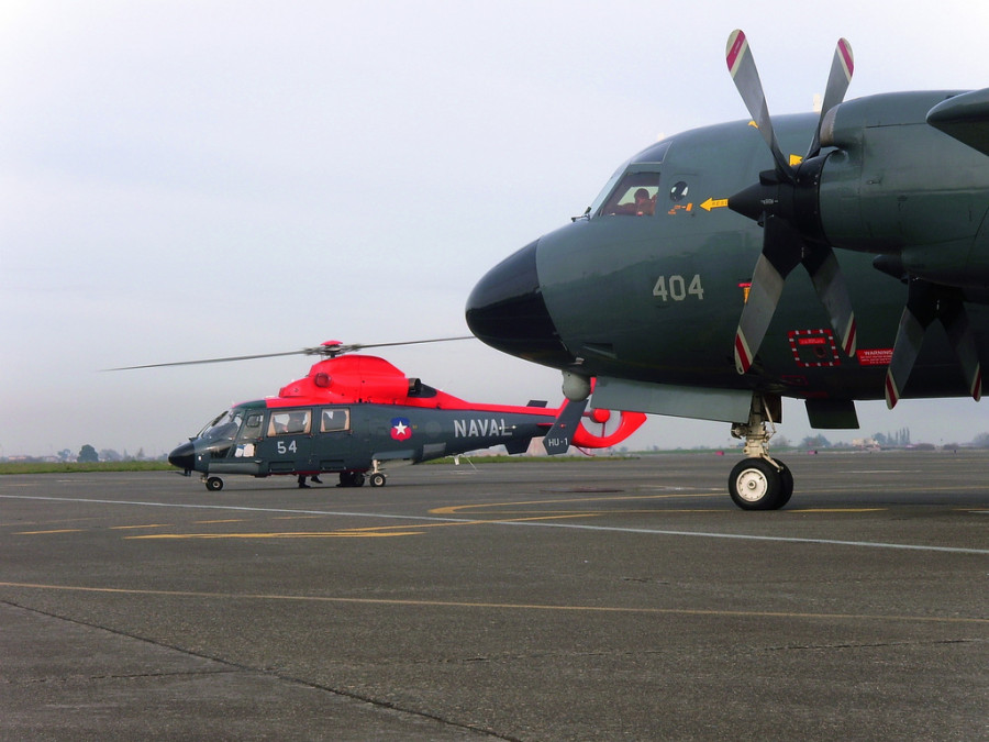 Helicoptero Dauphin y avion P3ACH Orion de la Armada de Chile