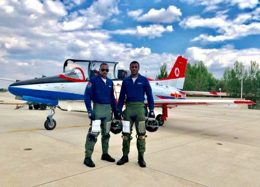 Los tenientes Cameron y James frente a un avión de entrenamiento Hongdu JL-8 de la Fuerza Aérea China. Foto: Guyana Defence Force.