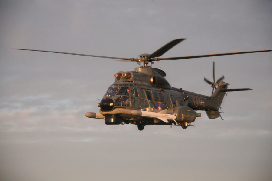 Helicóptero AS32F1 Cougar de la Aviación Naval armado con misiles Exocet AM-39 de MBDA. Foto: Armada de Chile