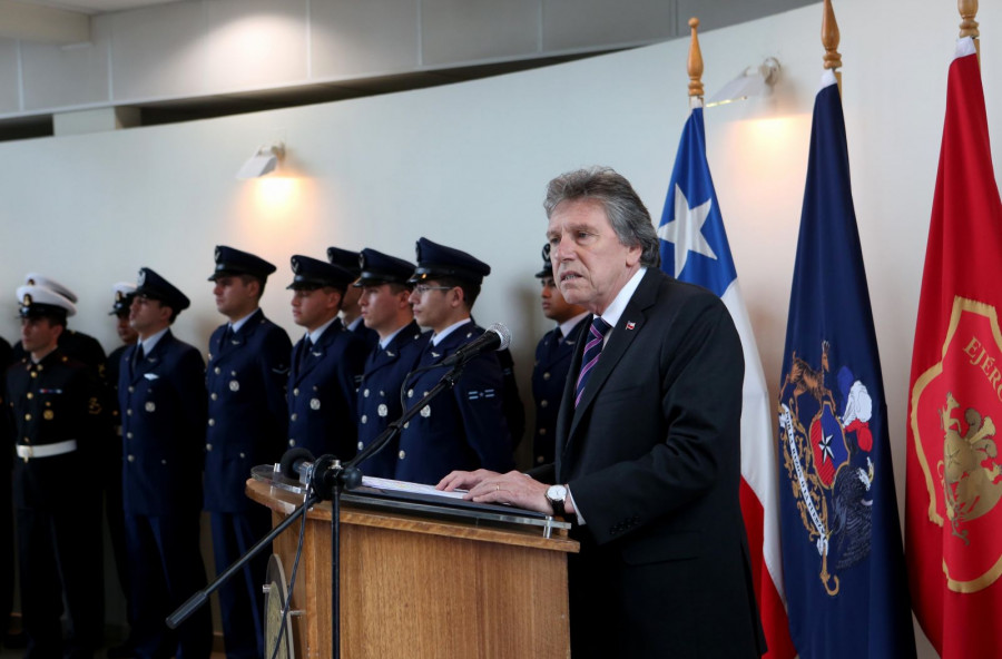 Ministro de Defensa, Alberto Espina, en discurso por el 76 aniversario del Emco. Foto: Ministerio de Defensa.