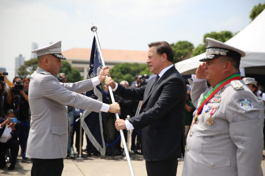 El presidente de Panamá, Juan Carlos Varela, juramentó al nuevo director de la Policía. Foto: Presidencia de Panamá.