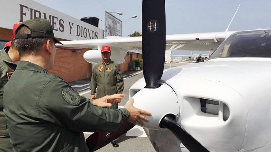 El ministro Padrino López inspeccionado uno de los tres Cessna 210 incorporados. Foto: Ministerio del Poder Popular para la Defensa.