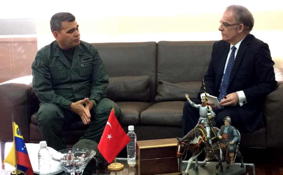 El ministro Padrino y el embajador Mütevellioglu durante su encuentro en Caracas. Foto: Ministerio del Poder Popular para la Defensa.