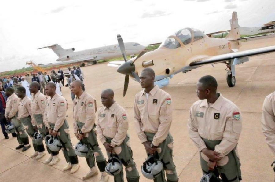 Pilotos na Base Aèrea 101 durante a cerimônia de recebimento dos quatro EM-314 Super Tucano de Mali.
