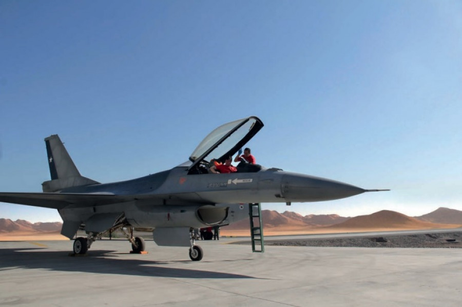 Personal de Enaer revisa un F-16A MLU de la FACh en Antofagasta. Foto: Enaer.