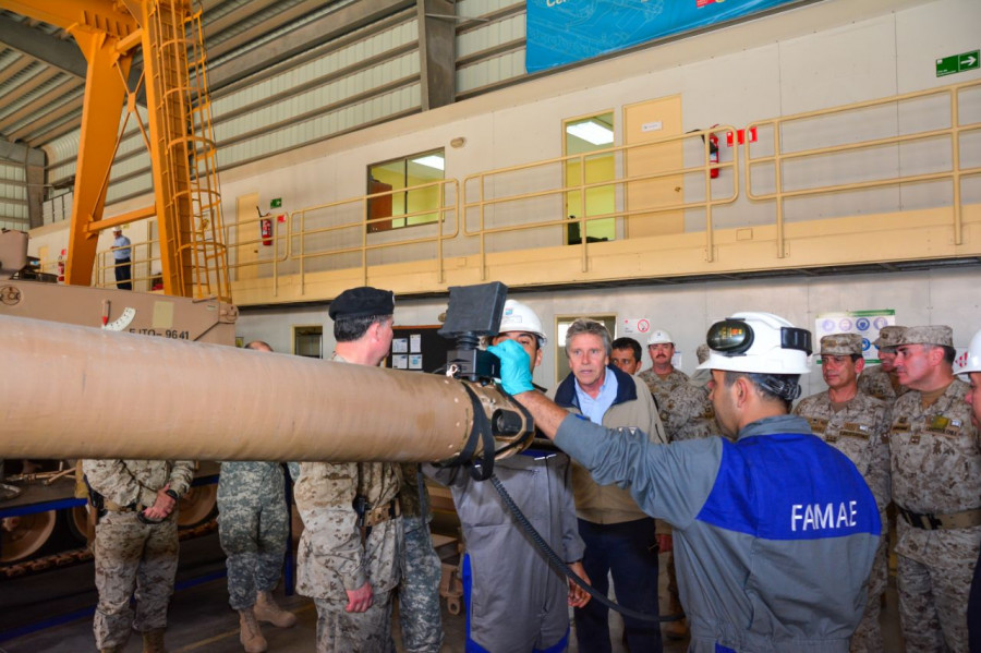 El ministro Espina observa revisión de cañón Rheinmetall L44120 mm de tanque Leopard 2A4. Foto: Famae