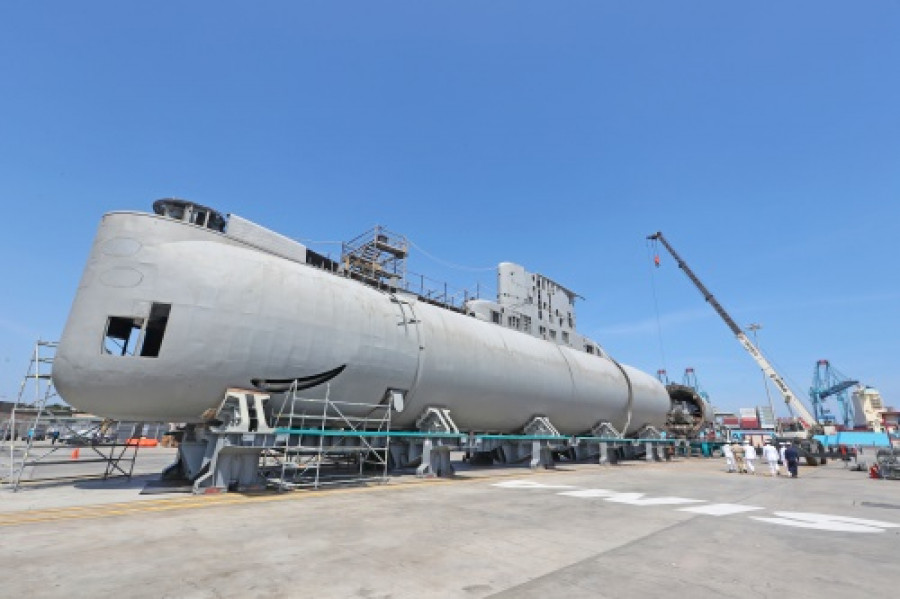 El SS-34 BAP Chipana con su casco seccionado en el patio de transferencia de SIMA Callao. Foto: Ministerio de Defensa del Perú