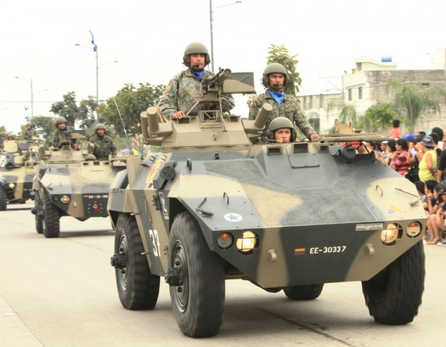 Jararaca y BTR-60. Fotos Santiago Chavarrìa y militar.org.ua