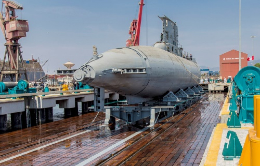 El submarino BAP Chipana y al fondo el hangar de submarinos de SIMA Callao. Foto: SIMA Perú.