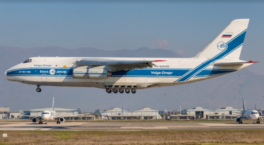 Antonov An-124 aterrizando en Santiago con la carga de los tres nuevos helicópteros. Foto: Fabián González.