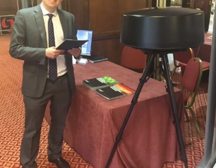 El director de ventas de Hensoldt en España y Portugal, José Manuel Mondejar, junto al radar SXv. Foto: Hensoldt