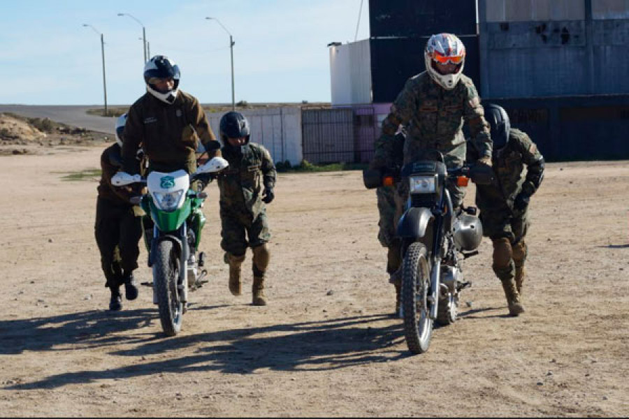 Alumnos de Carabineros y del Ejército en pruebas prácticas de conducción. Foto: Carabineros.