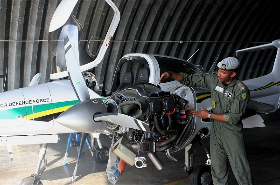 El mayor Brandon Chambers, director de la escuela, explica cómo funciona el motor de un avión DA42. Foto: Geraldine CookDiálogo.