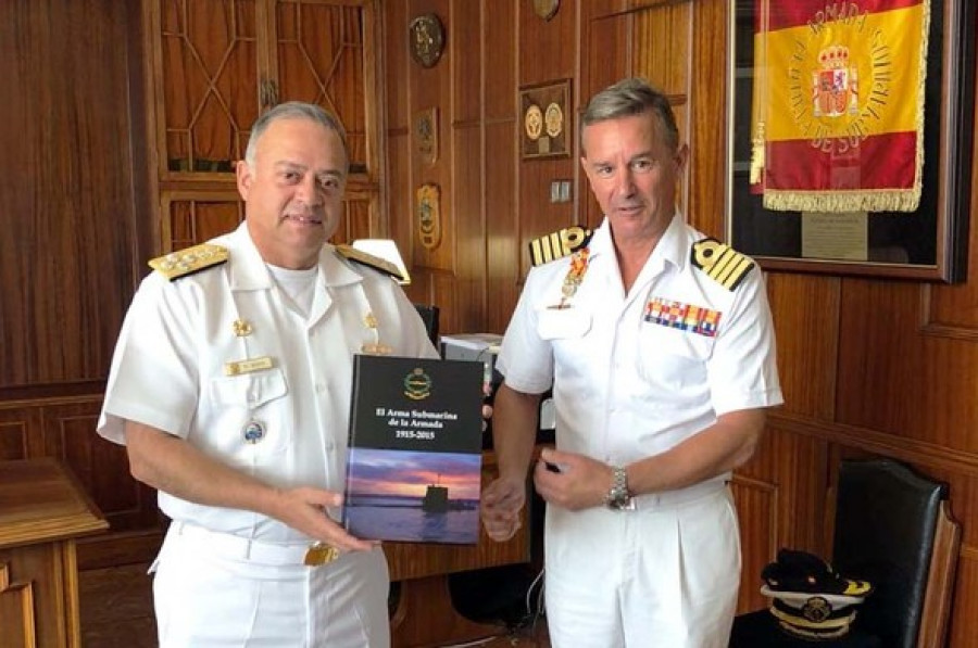 El comgemar MGP con el jefe de la Flotilla de Submarinos española, capitán de navío Alejandro Cuerda. Foto: Marina de Guerra del Perú