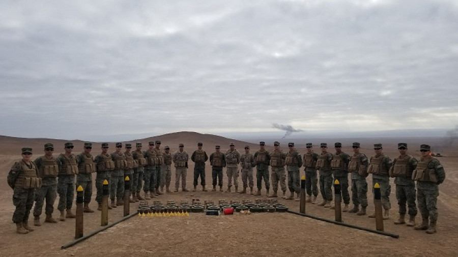 Los alumnos y distintos tipos de munición y explosivos en uso en el Ejército de Chile. Foto: Cedoc Ejército de Chile