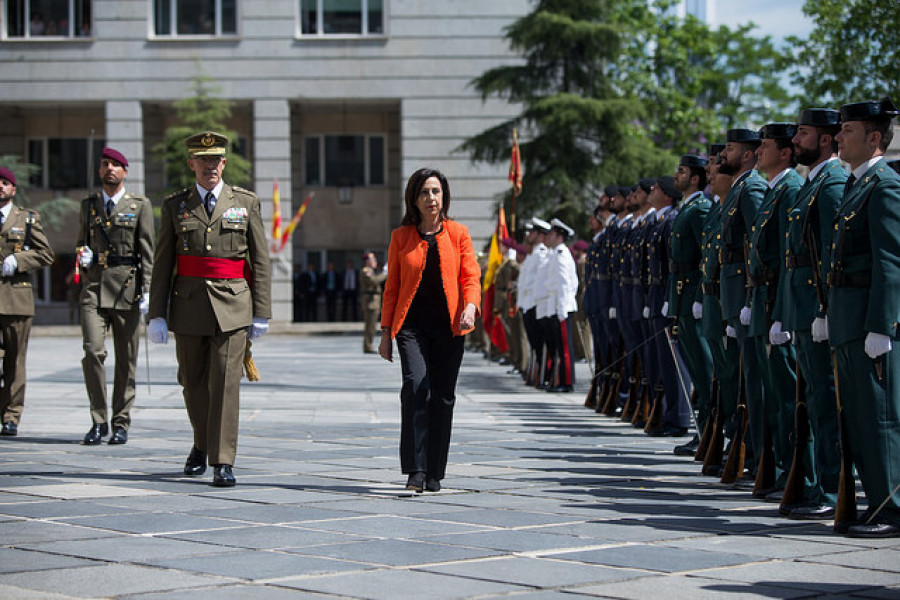 Robles pasa revista a las tropas junto con el Jemad. Foto: Ministerio de Defensa