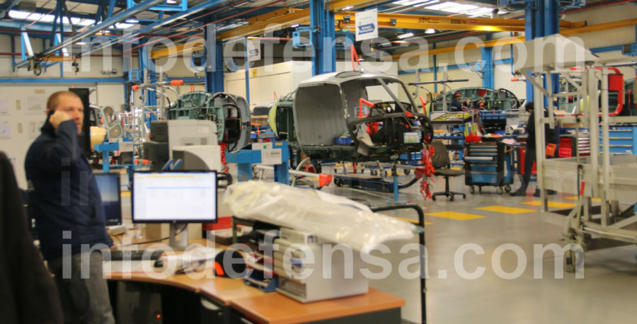 Linea de montaje de helicópteros de Airbus. Foto: Ginés Soriano Forte  Infodefensa.com