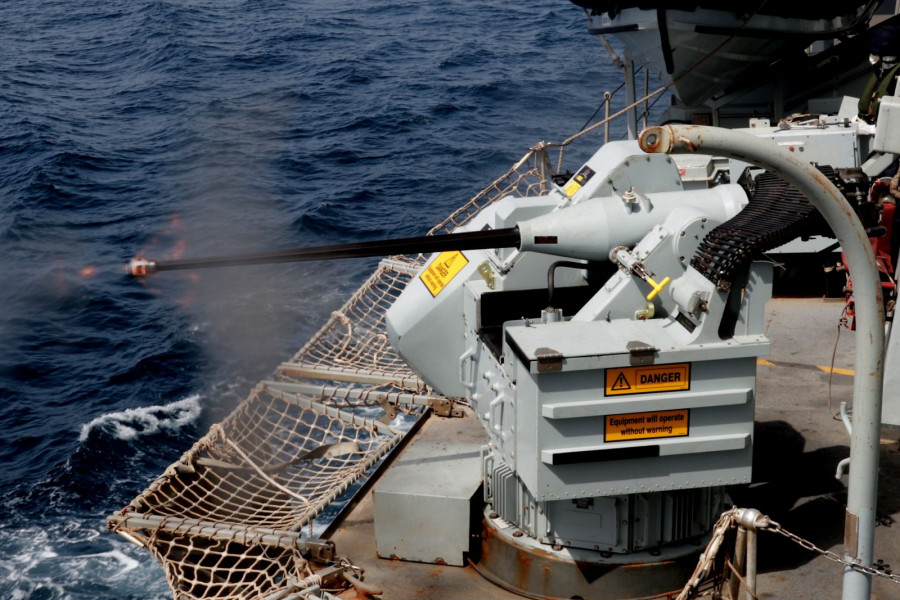 Fragata británica HMS Monmouth efectúa práctica de tiro con cañón Mark 44 Bushmaster II del sistema DS30M Mark 2. Foto: Royal Navy