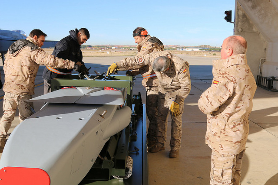 Operarios de la Fuerza Aérea se adiestran en el manejo del misil Taurus. Foto: Ejército del Aire