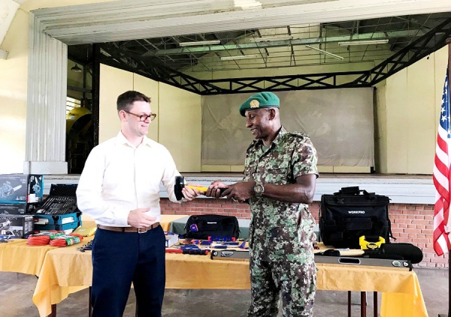 Acto de entrega de las herramientas a los ingenieros militares de Surinam. Foto: U.S. Embassy in Suriname.