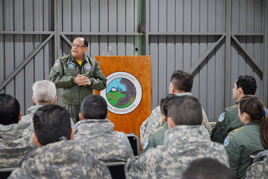 Comandante en jefe de la FACh, general Robles, en la base aérea Maquehue. Foto: FACh.