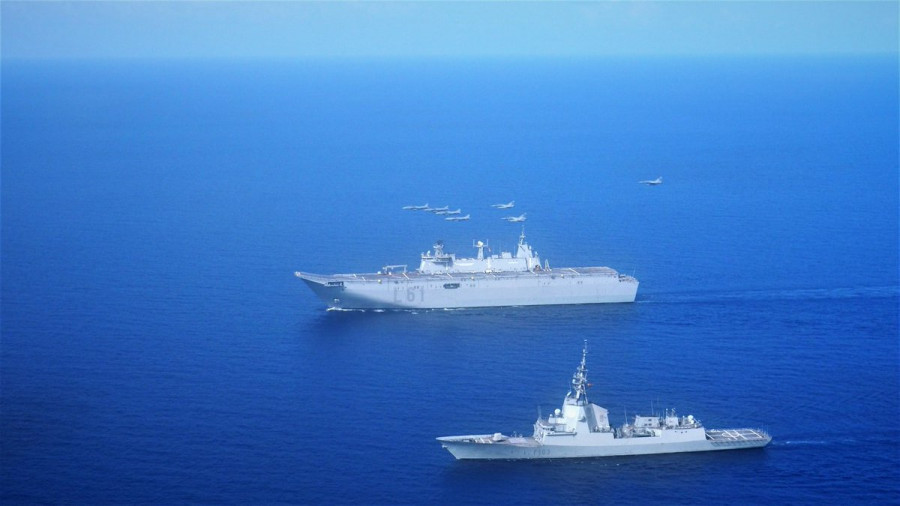 Los Harrier y Mirage sobre la cubierta del LHD Juan Carlos I. Foto: Emad